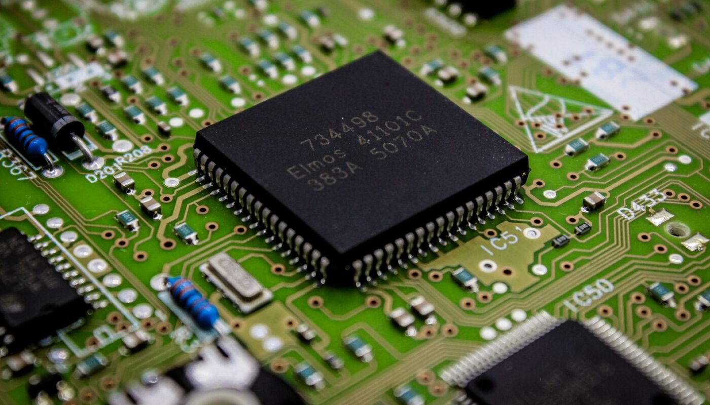A close-up of a processor chip on a green circuit board (photo: Bermix Studio / Unsplash)