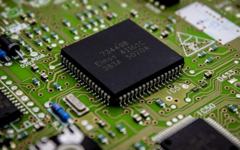 A close-up of a processor chip on a green circuit board (photo: Bermix Studio / Unsplash)
