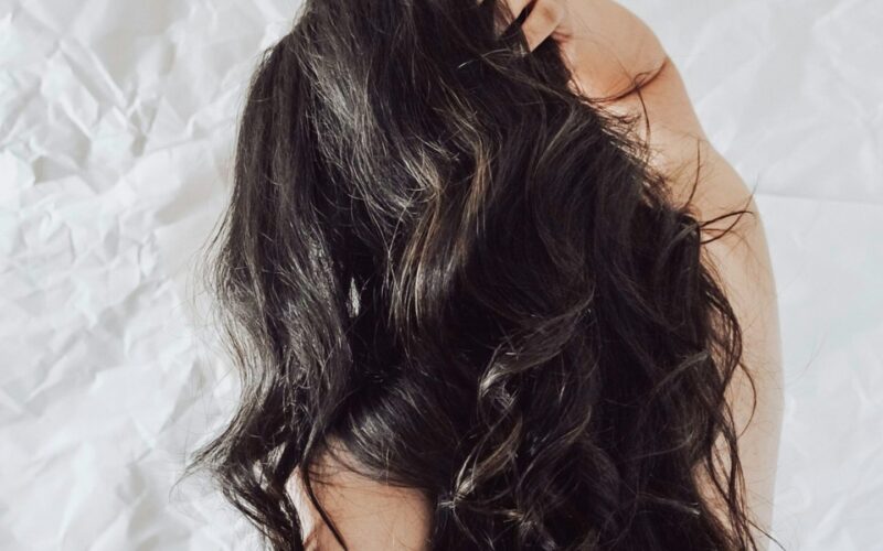 Back view of a woman with long dark hair (photo: Thalia Ruiz / Unsplash)