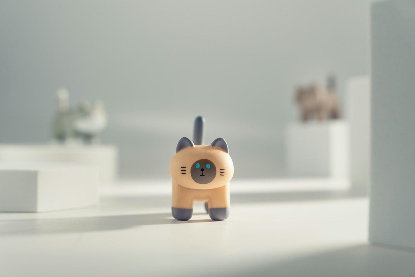 Small cat-shaped collectible figure in a bright room (photo: Esmonde Yong / Unsplash)