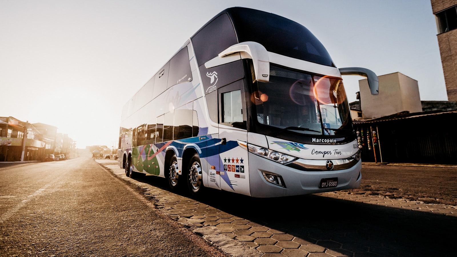 A grey and black coach parked during the day (photo: Jonathan Borba / Unsplash)