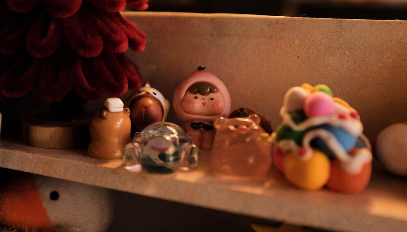 A row of small collectible figures arranged along a shelf (photo: Nguyen Mazic / Unsplash)