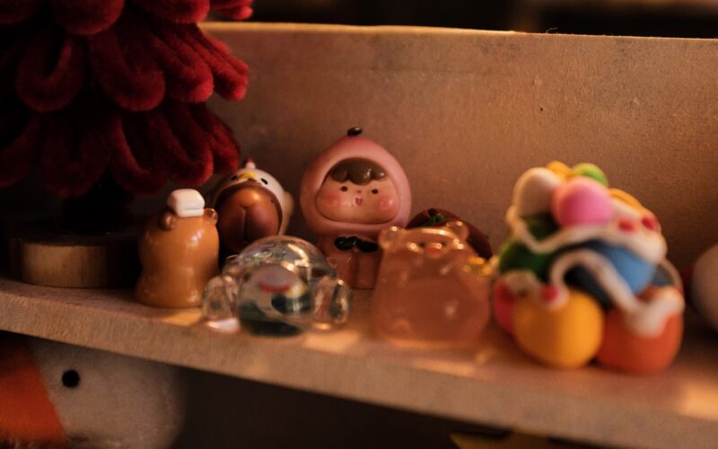 A row of small collectible figures arranged along a shelf (photo: Nguyen Mazic / Unsplash)