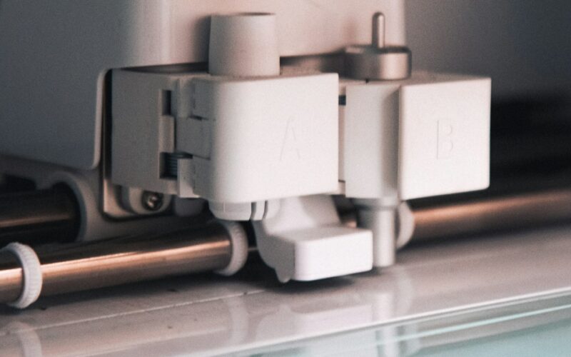 Close view of the tool carriage on a white Cricut cutting machine, with its two tool clamps (photo: Caroline Eymond Laritaz / Unsplash)