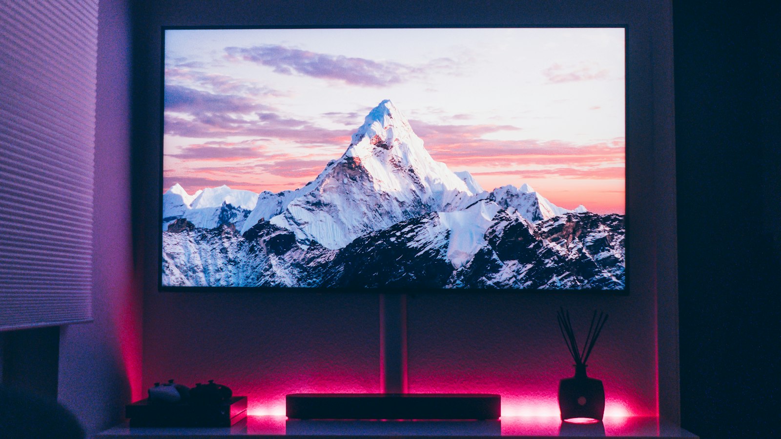 Television in a dim room with ambient lighting (photo: Jan Böttinger / Unsplash)