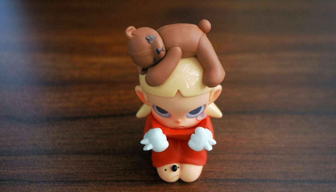 Small designer collectible figure on a wooden table (photo: Trương Tuyết Ly / Unsplash)