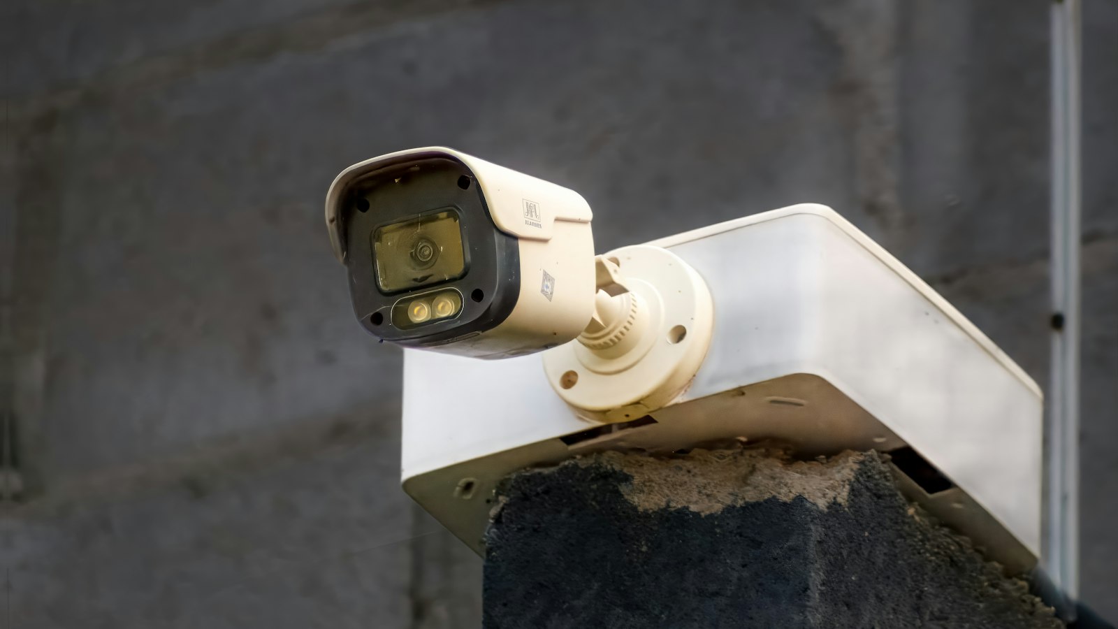 Outdoor security camera fixed to a post (photo: Alberto Lung / Unsplash)