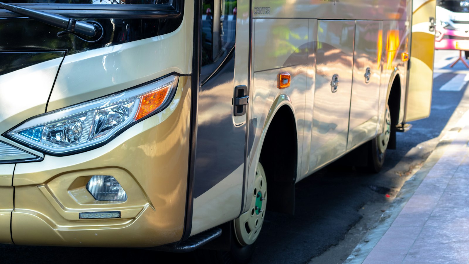 Intercity coach parked at the curb ready to load (photo: Hobi industri / Unsplash)