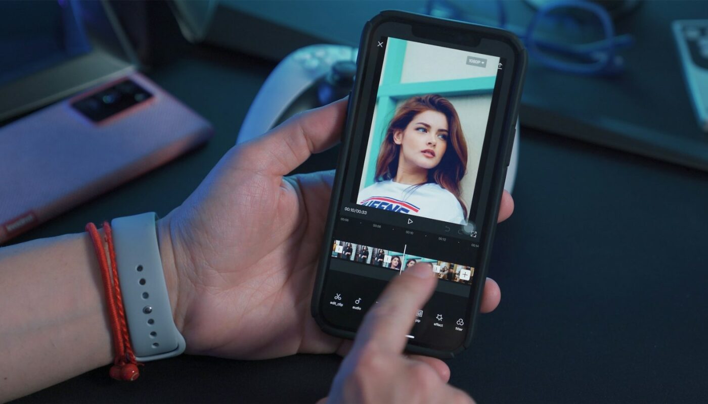 Hand holding a smartphone playing a video (photo: Onur Binay / Unsplash)