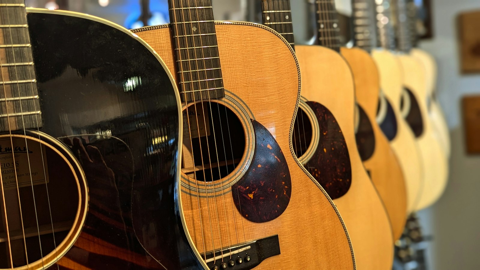 Acoustic guitars lined up in a music shop (photo: John Nupp / Unsplash)