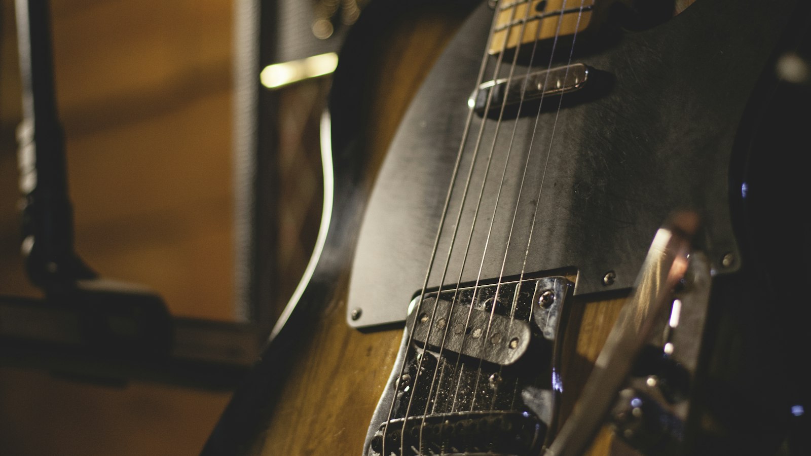 Close-up of electric guitar strings, pickups and hardware (photo: Giancarlo Duarte / Unsplash)