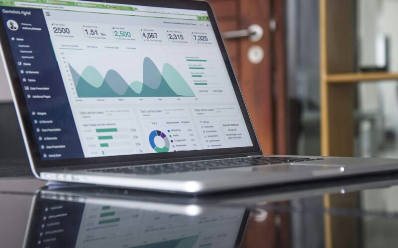 Laptop showing a website analytics dashboard (photo: Carlos Muza / Unsplash)
