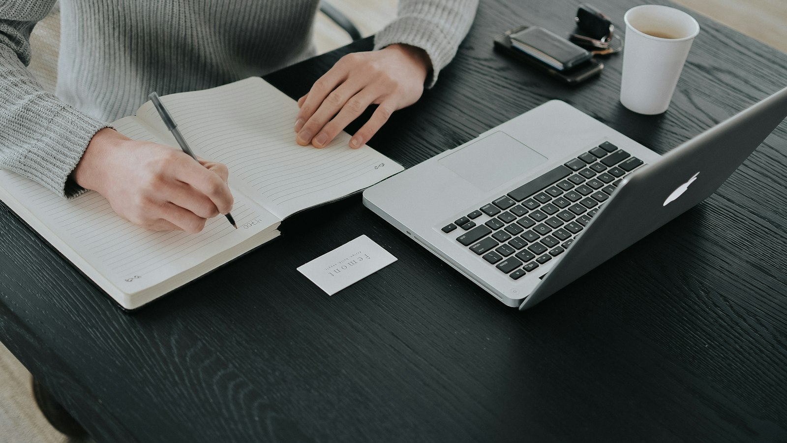 Writing notes beside a laptop before starting work (photo: Vadim Bozhko / Unsplash)