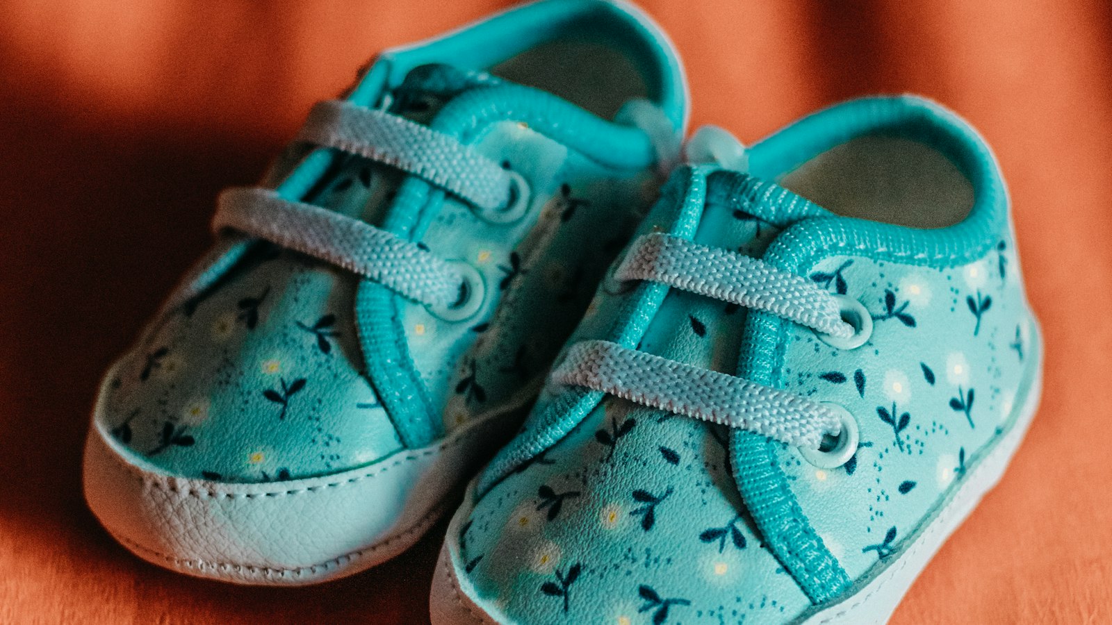 A pair of small patterned child’s shoes (photo: Kawê Rodrigues / Unsplash)