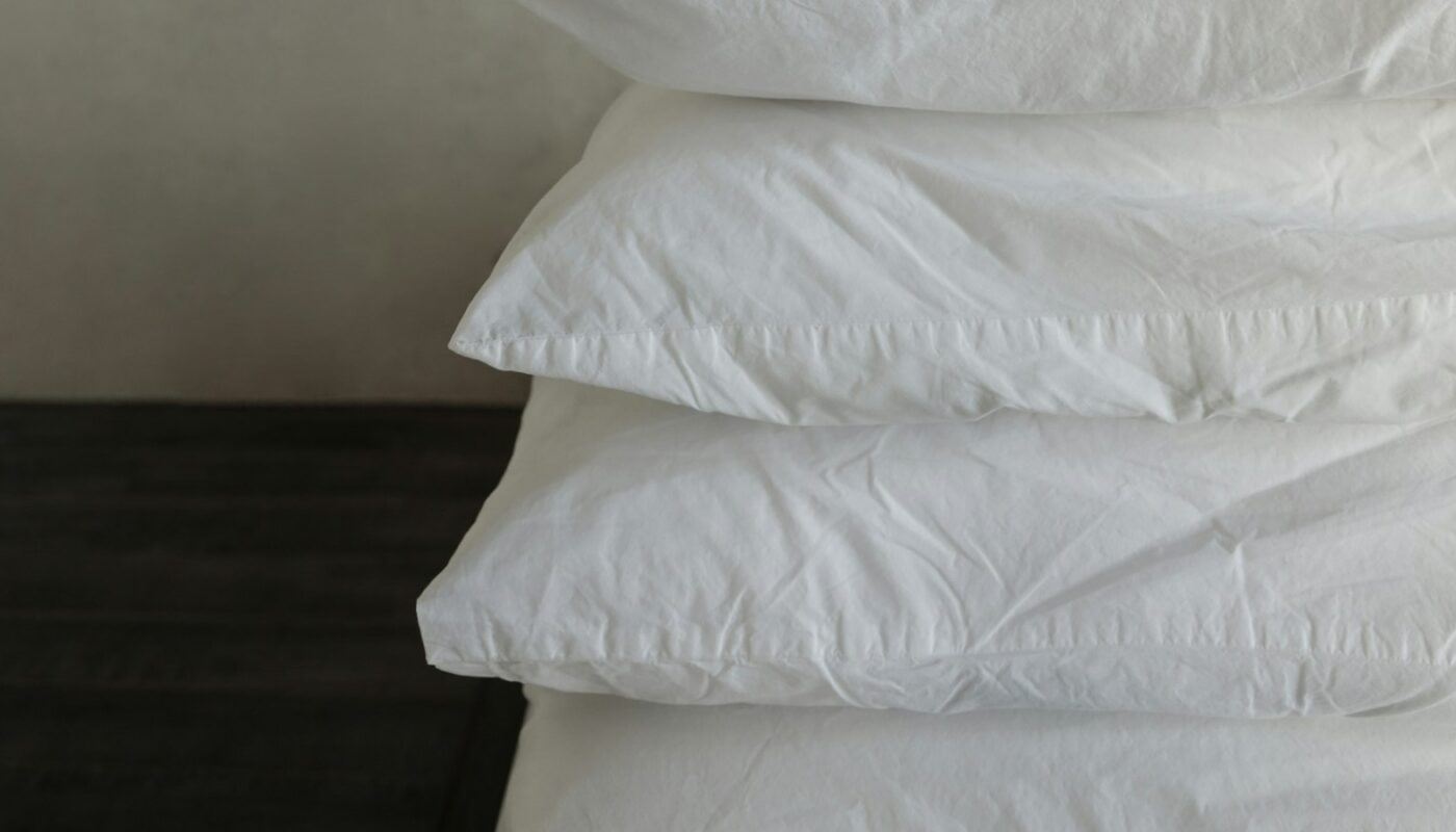 A stack of plump white pillows in crisp cotton cases (photo: mk. s / Unsplash)
