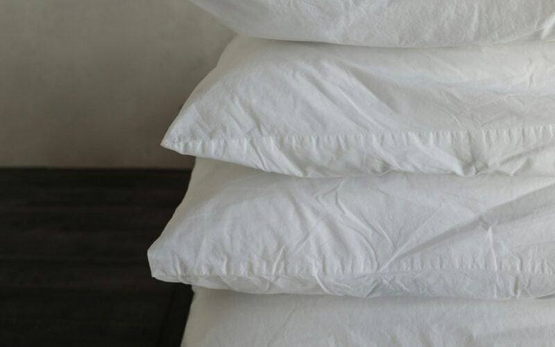 A stack of plump white pillows in crisp cotton cases (photo: mk. s / Unsplash)