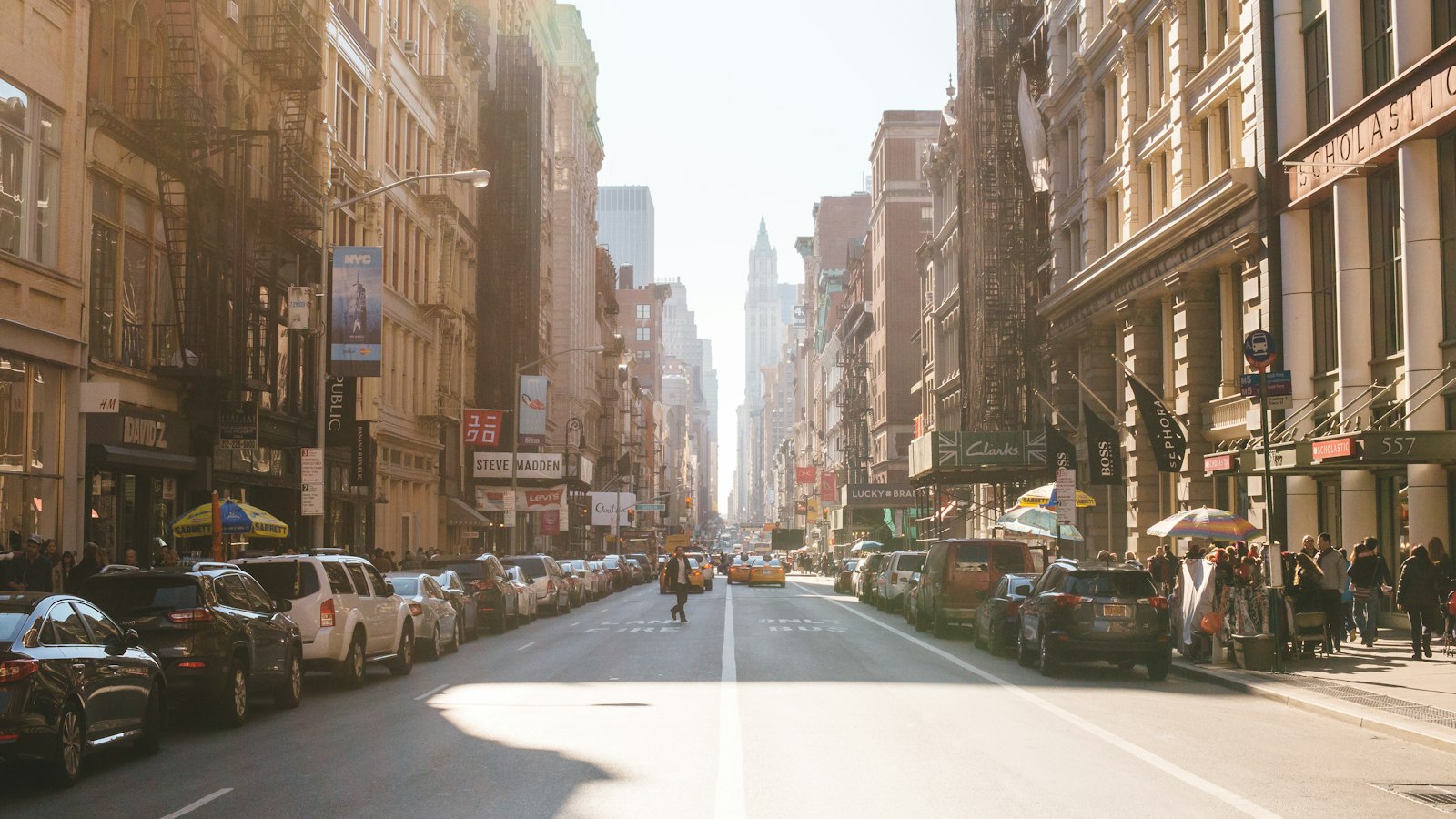 A busy city street lined with tall buildings (photo: Jason Briscoe / Unsplash)