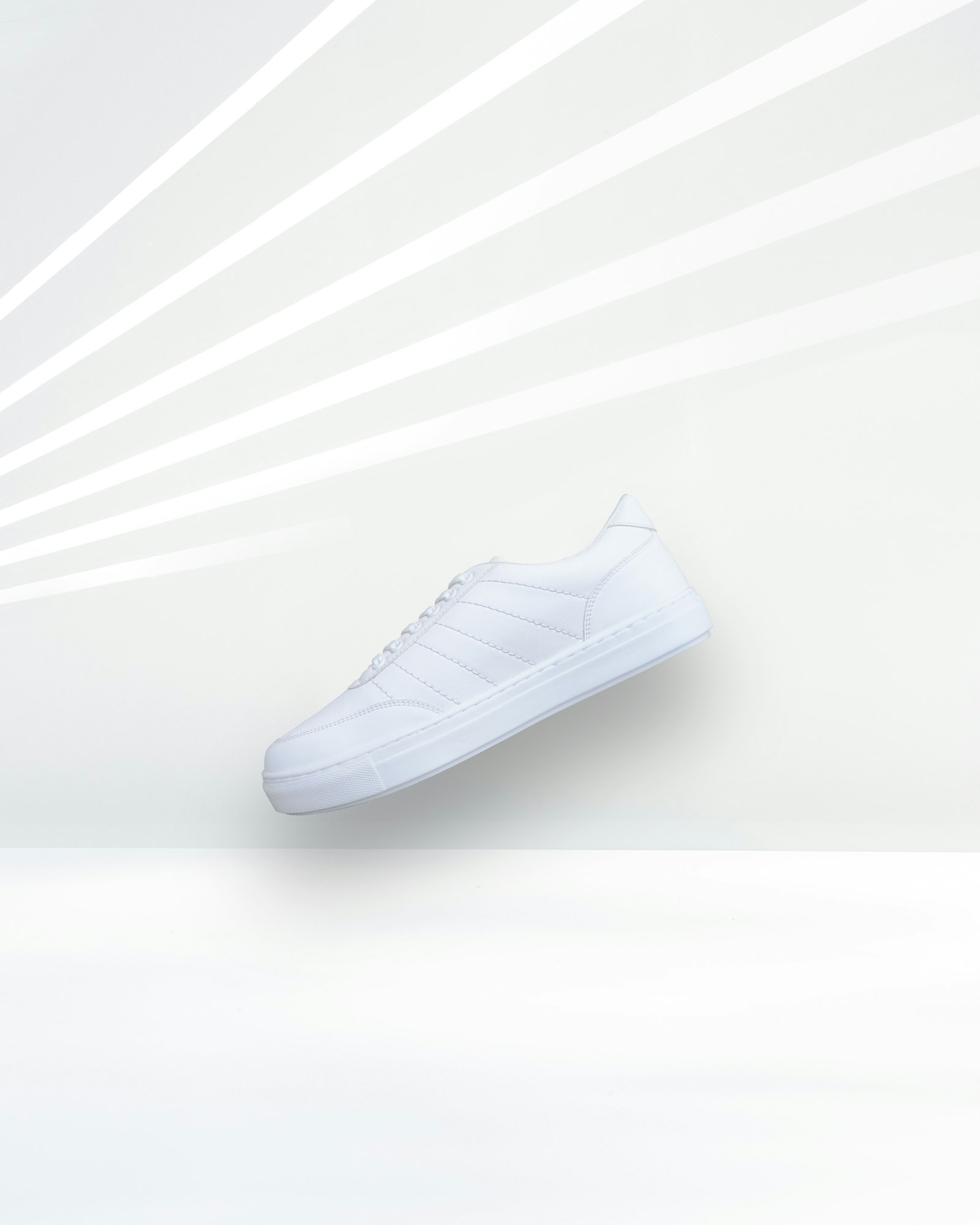 Plain white leather sneaker on a light background (photo: Mukesh Naik / Unsplash)