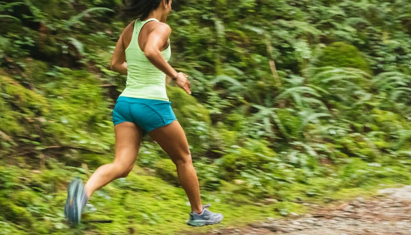 Woman in a white tank top running along a dirt road in daylight (photo: Greg Rosenke / Unsplash)
