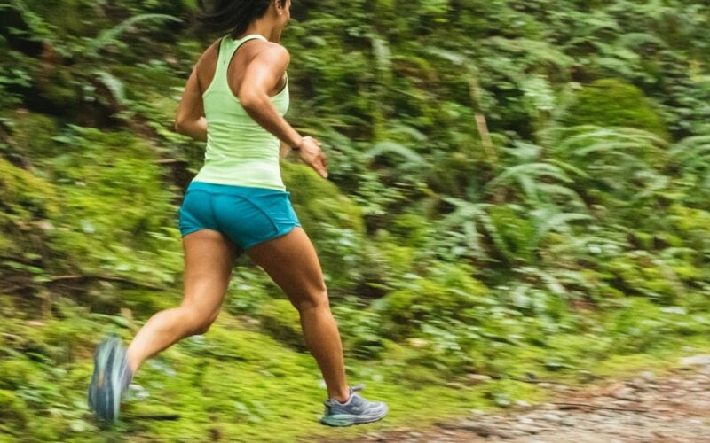 Woman in a white tank top running along a dirt road in daylight (photo: Greg Rosenke / Unsplash)